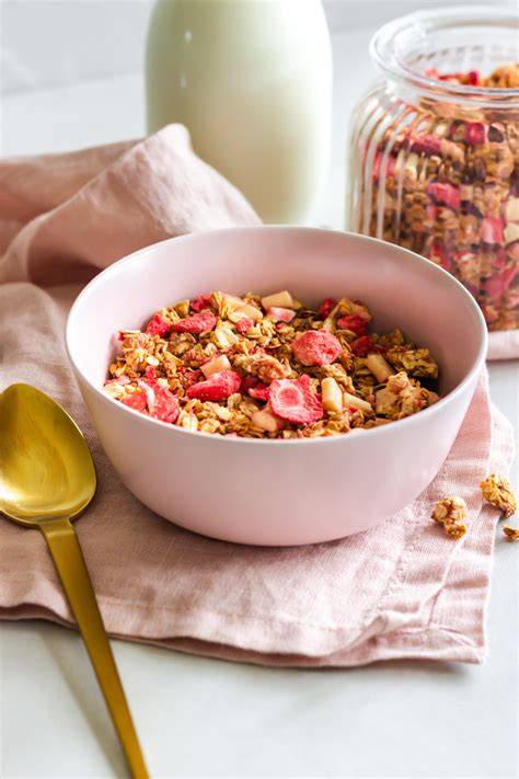 Granola mit weißen Schoko-Chunks und Erdbeeren