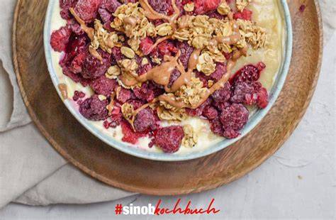Granola-Mix mit Topping-Ideen: Schale mit Joghurt, Beeren und selbstgemachtem Knuspermüsli