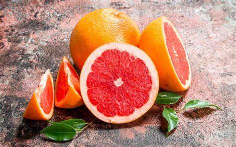 Grapefruit mit ihrer charakteristischen pinken Farbe und Fruchtfleisch