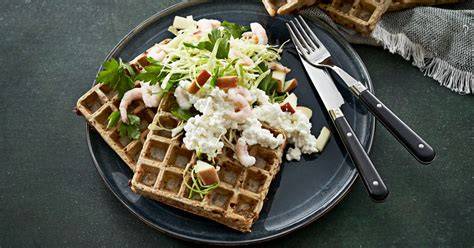 Grapefruit-Avocado Hüttenkäse Belag auf Waffeln