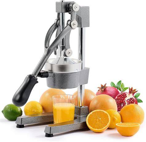 Grapefruits auf einem Schneidebrett, Zitruspresse