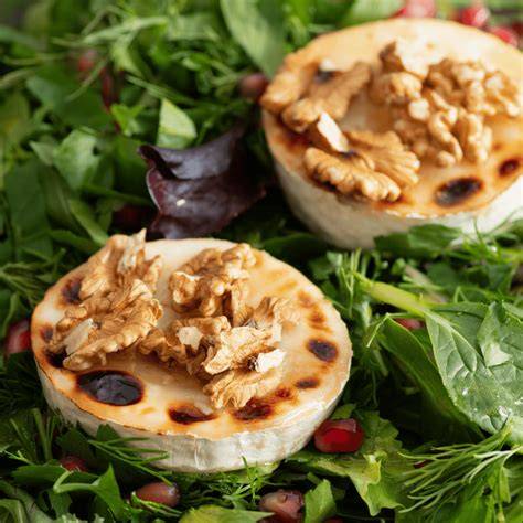 Gratinierter Ziegenkäse auf Wildkräutersalat mit Honig und Walnüssen
