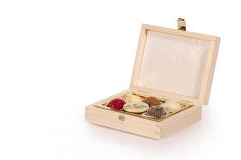 Gravierte Holzschachtel mit personalisierten Pralinen