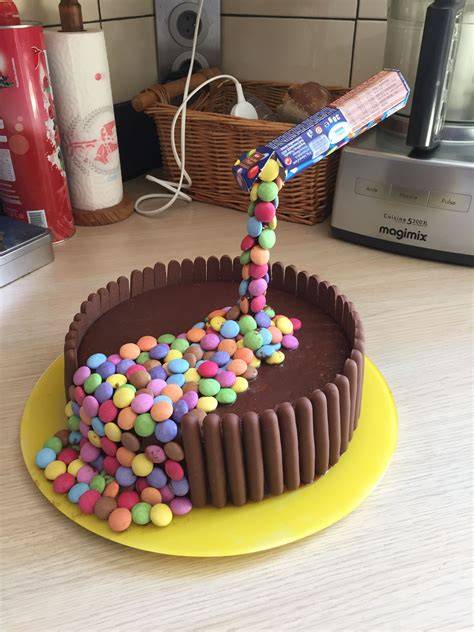 Gravity Cake mit schwebender Smarties-Packung
