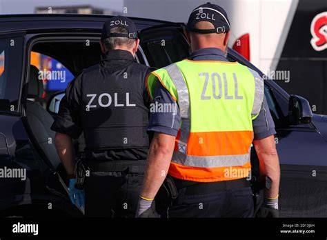 Grenzkontrollstelle mit Zollbeamten und Reisenden
