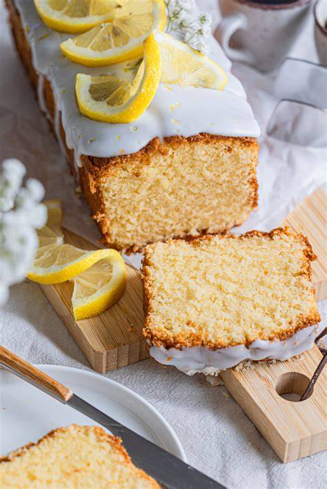 Grießkuchen in Kastenform mit Mandeln und Puderzucker