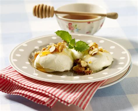 Griechische Joghurtmousse mit Honig und Nüssen