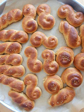 Griechische Koulourakia-Osterkekse auf einer festlichen Platte