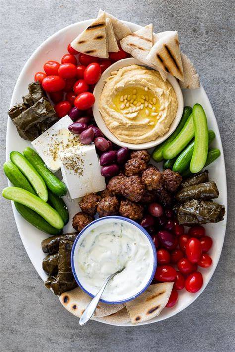 Griechische Mezze und Salate als Begleitung zu Kuchen und Torten