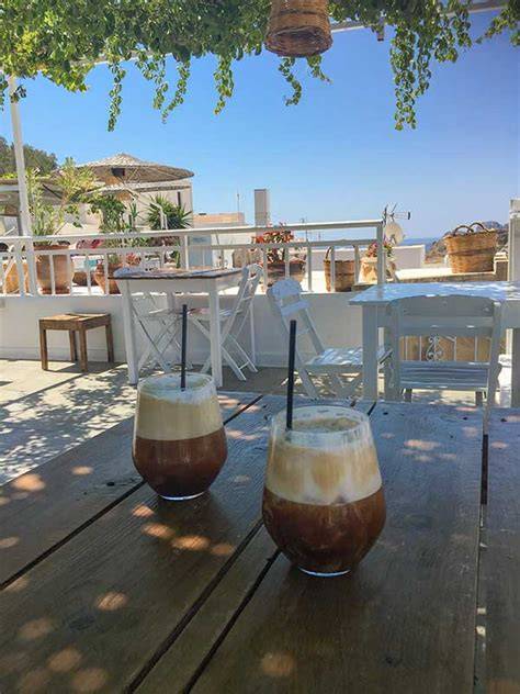 Griechische Taverne bei Sonnenuntergang mit einem Glas Ouzo