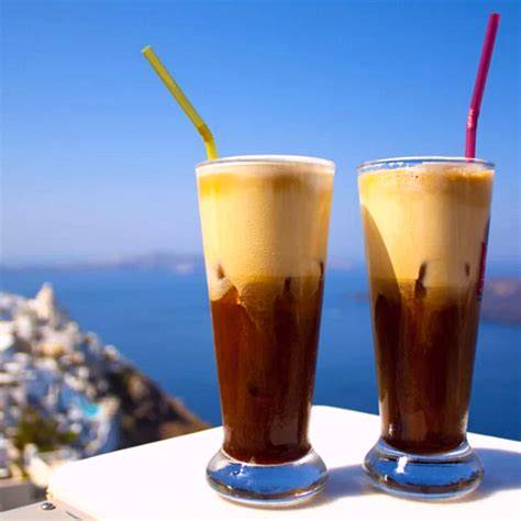 Griechischer Café frappé mit Strohhalm