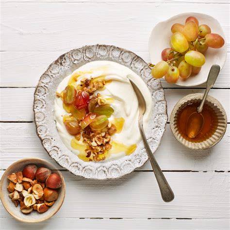 Griechischer Joghurt, Honig, Erdbeeren & Nüsse als gesundes Frühstück „Meal Prep“-Box