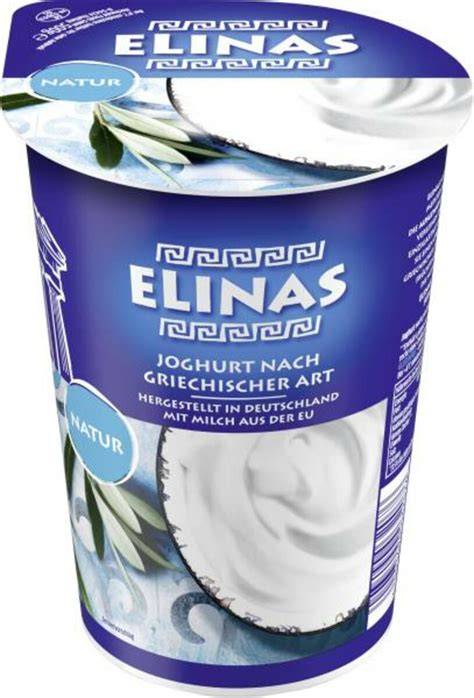 Griechischer Joghurt im Baumwolltuch beim Abtropfen