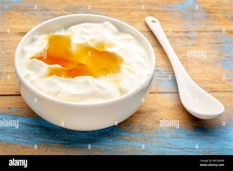 Griechischer Joghurt in einer Schüssel mit Vanille und Eiern