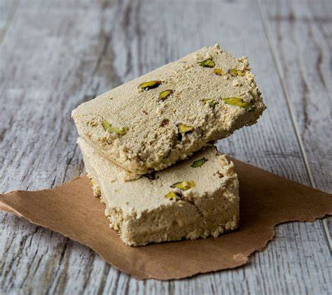 Griechisches Halva in der Zubereitungsphase in der Pfanne