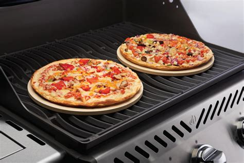 Grill mit Pizzastein und Dessertauswahl