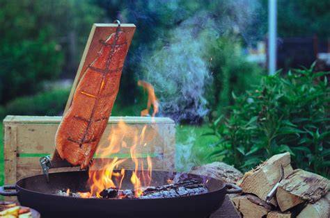 Grillabend mit Flammlachs und Gästen