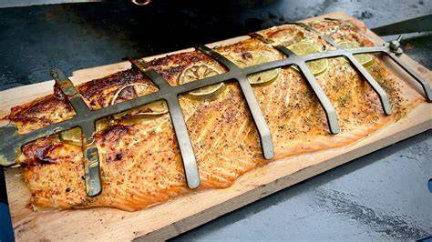 Grillplatte mit Flammlachs und Honig-Senf-Marinade