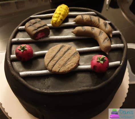 Grilltorte mit realistischer BBQ-Deko und kreativen Details