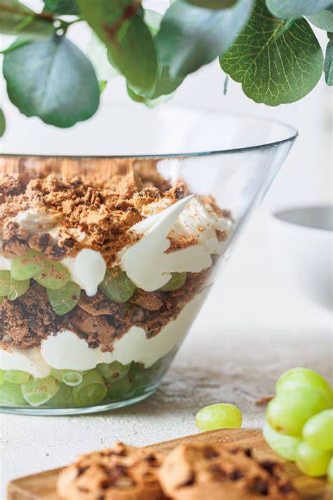 Große Auflaufform mit Schichtdessert und Servierlöffel