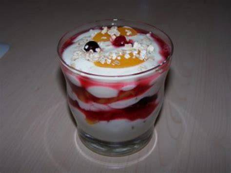 Große Dessertschale mit Schichtcreme und Früchten