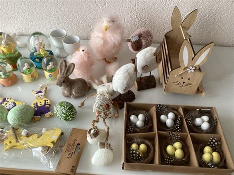 Große Motivvielfalt: Hasen, Eier, Küken und Blumen-Kekse auf Ostertisch