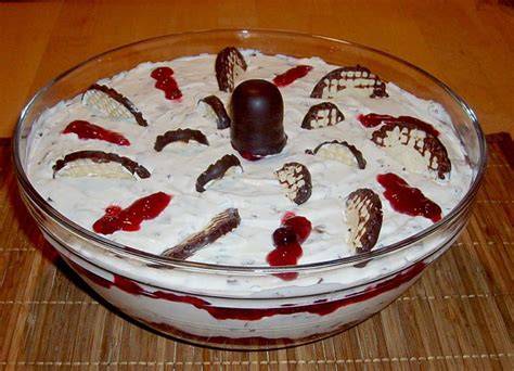 Große Schüssel Himbeer-Quark mit Schokoküssen