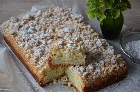 Große grüne Streusel auf Gebäck, klassischer Streuselkuchen