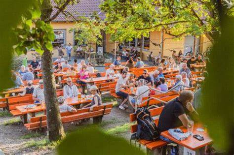 Großer Biergarten der Brauerei Hönig mit Blick auf die fränkische Landschaft