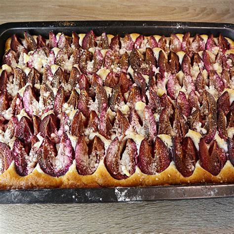 Großer Blechkuchen mit Zwetschgen und Marzipanstreuseln