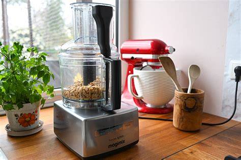 Großer Food Processor beim Zubereiten von Nussmus