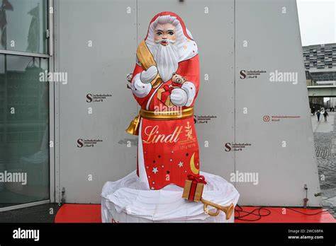 Großer Lindt Weihnachtsmann auf Tisch