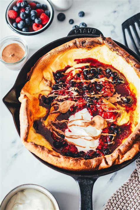 Großer Pfannen-Pancake mit Beeren