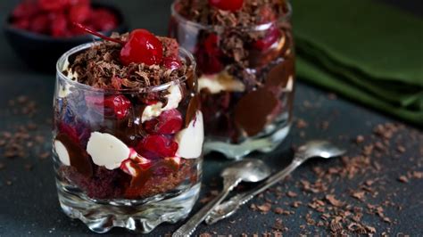 Großer Tisch mit Dessert-Buffet: Gläser, Kuchen, Schüsseln