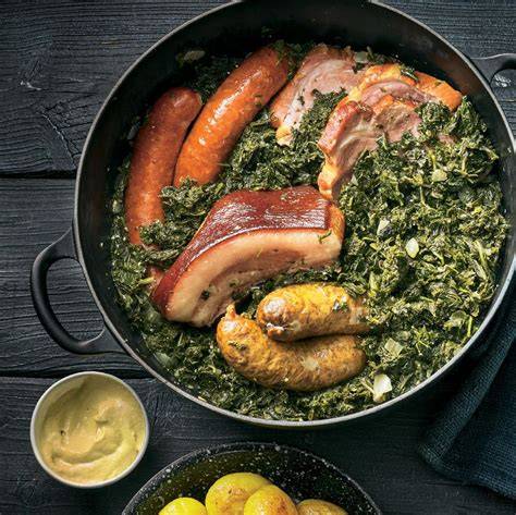 Großer Topf Grünkohl mit Kassler und Wurst