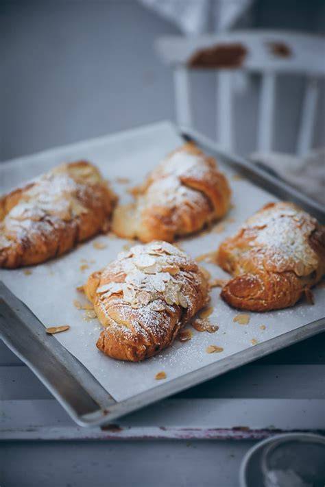 Großes Mandelcroissant vom Blech