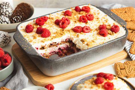 Großes Schichtdessert in Auflaufform für Gäste