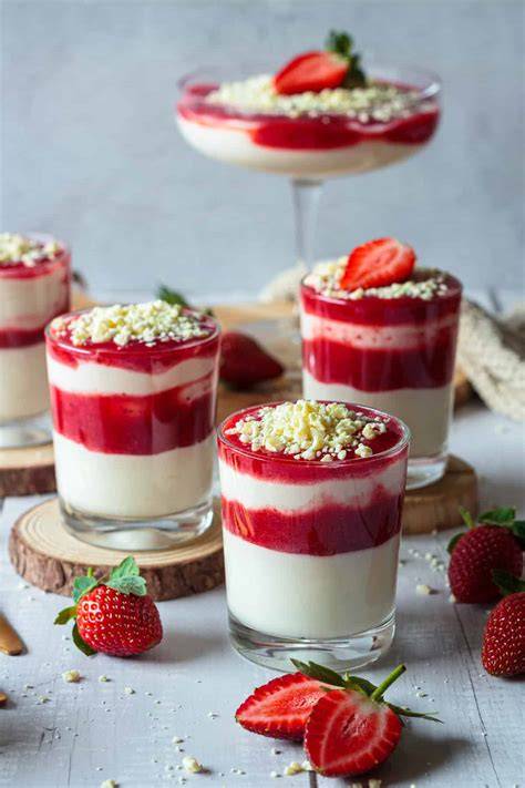 Grob geraspelte weiße Schokolade als „Parmesan“ für Spaghetti-Eis-Dessert