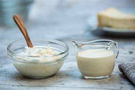 Grundzutaten für Sahneeis und Sorbet: Milch, Sahne, Früchte