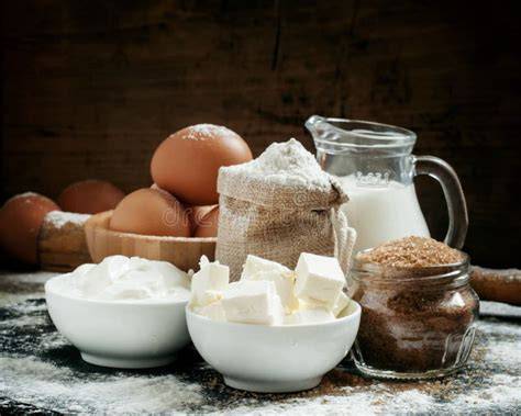 Grundzutaten in Schüssel: Mehl, Milch, Eier, Butter