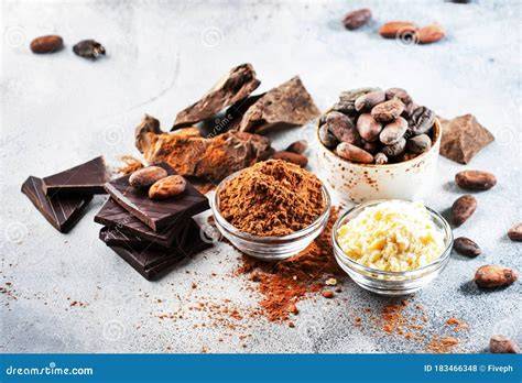 Grundzutaten von Schokolade: Kakaobutter, Kakaobohnen, Zucker