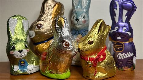 Gruppenfoto der Osterhasen: Edeka, Aldi, Lidl, Rewe, Lindt und Milka