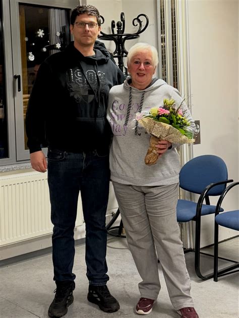 Gruppenfoto nach erfolgreichem Tortenkurs mit selbstgebackenen Kuchen