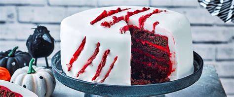 Gruselige Torte mit essbarem Blut und Dekoration