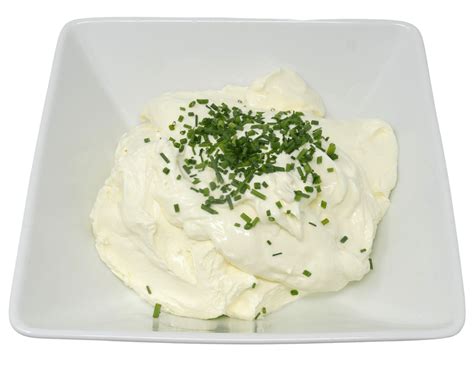 Guavenhälften mit Frischkäse auf Teller