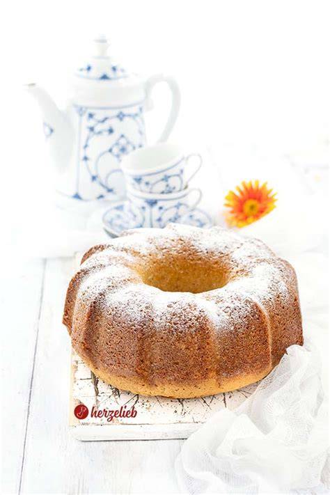 Gugelhupf, frisch gebacken und bestäubt mit Puderzucker