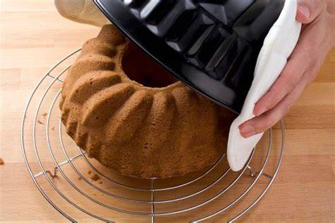Gugelhupf: Schrittfolge vom Einfetten der Form bis zur Schokoglasur