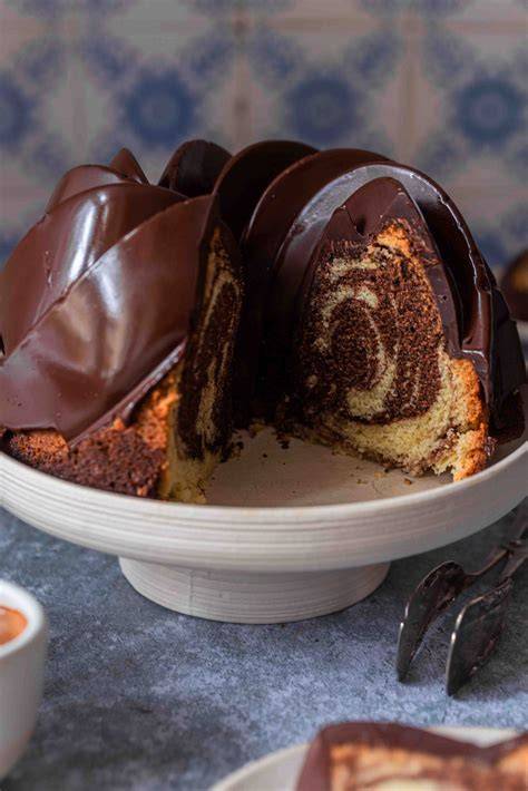 Gugelhupf Marmorkuchen mit Nuss-Nougat-Swirl auf Holzbrett