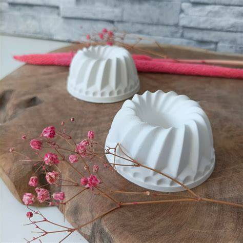 Gugelhupf als Rock, Fondantdecke mit Falten, Barbie eingesetzt, Blütendeko