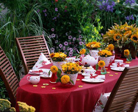 Gugelhupf auf Kaffeetafel im Garten
